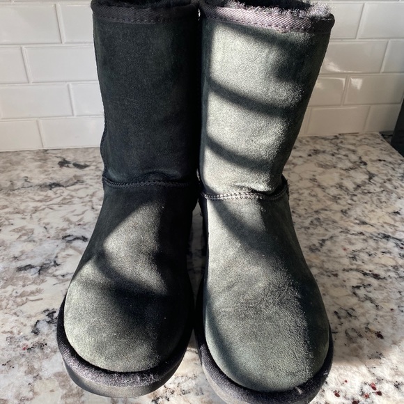 Ugg Classic Short Boots - Picture 1 of 4